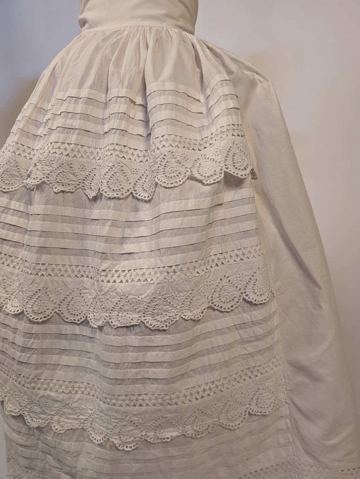 BEAUTIFUL HAND SEWN CIVIL WAR 1860’S WHITE COTTON SKIRT W PLEAT + EYELET FRONT