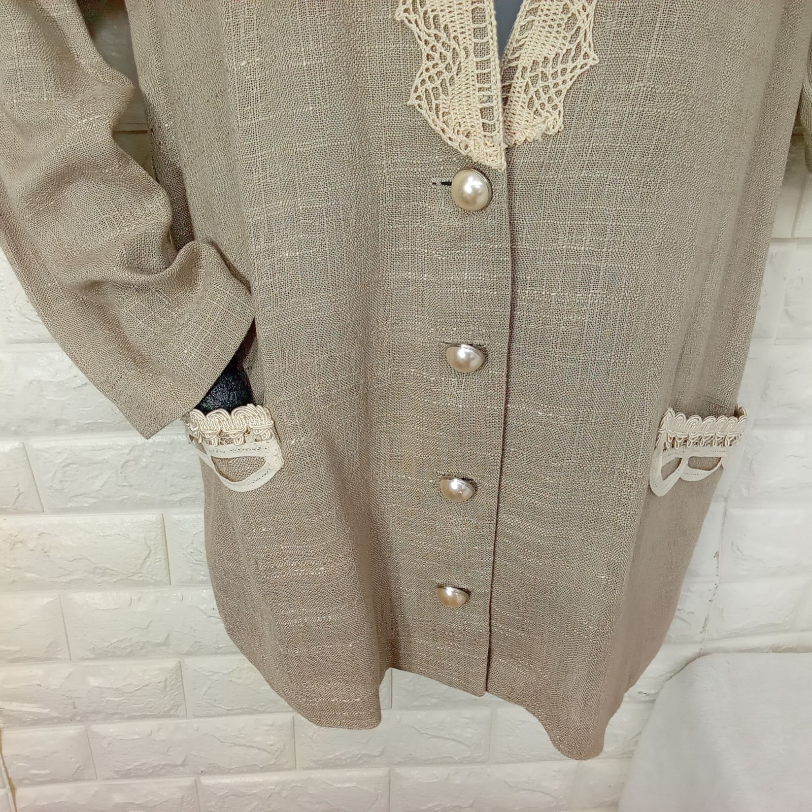 Vintage ’80s Domestic USA Rayon/Flax Blazer Jacket Shoulderpads Lace Brooch (10)