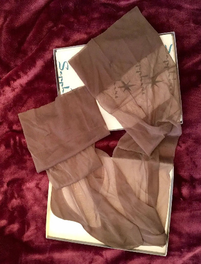 PINUP CORSET RED AND BLACK S-SM to 26″ Tags VINTAGE + FREE NOS 1950s STOCKINGS