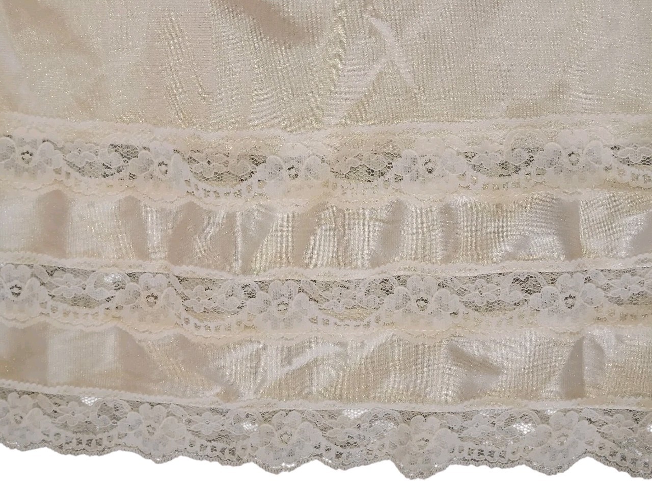 Vtg Beige Slip with Lace Bottom and Elastic Band Sz Sm Snip it Mervyns M2080