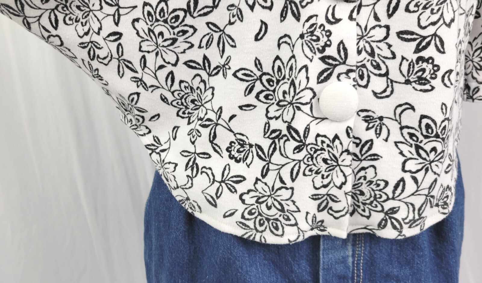Vintage Currants White Cropped Batwing Top w Black Florals Size Large