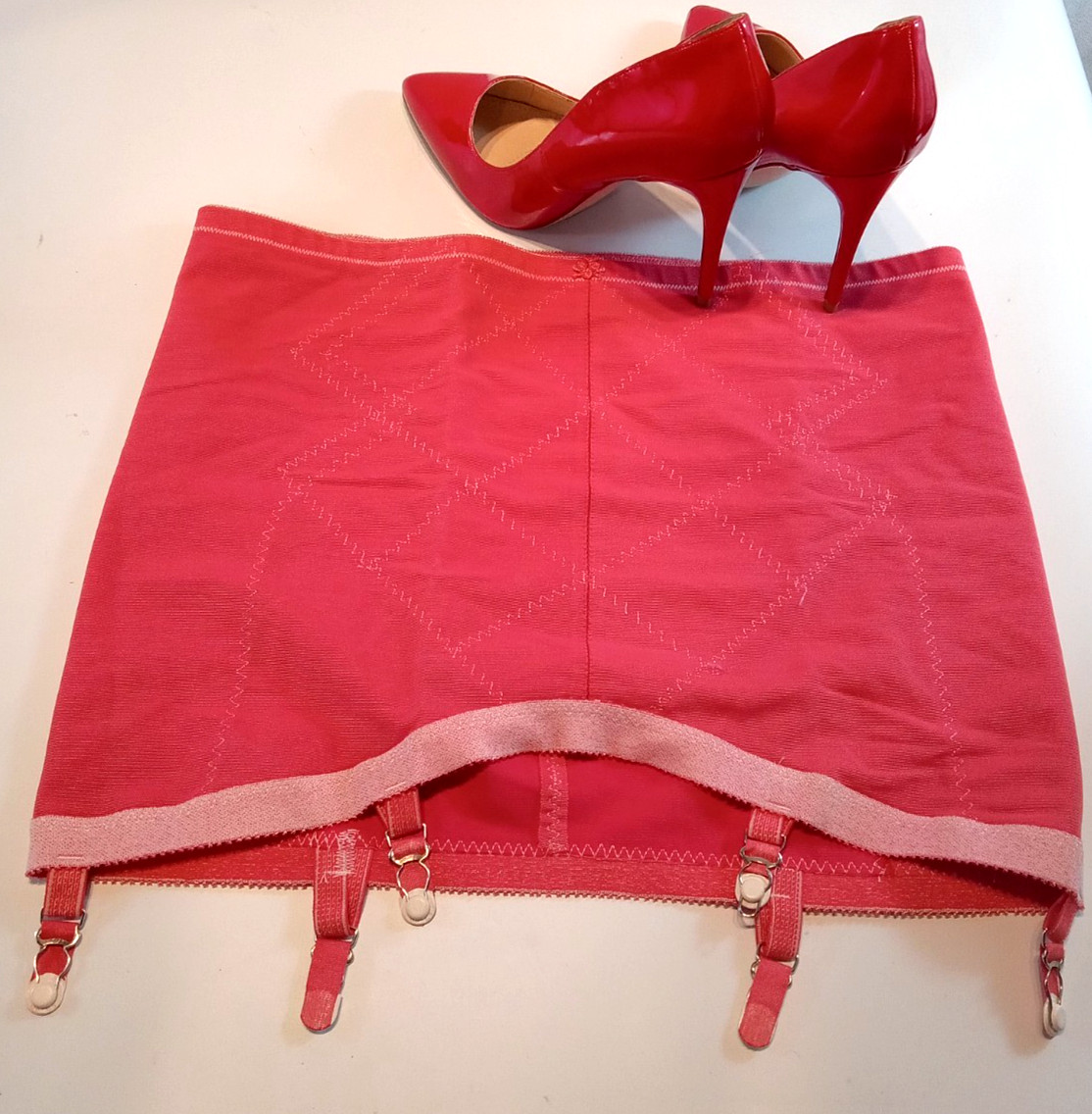 SZ 41-42 VTG SEXY LIPSTICK RED OPEN BOTTOM GIRDLE WITH 6 METAL STOCKING GARTERS