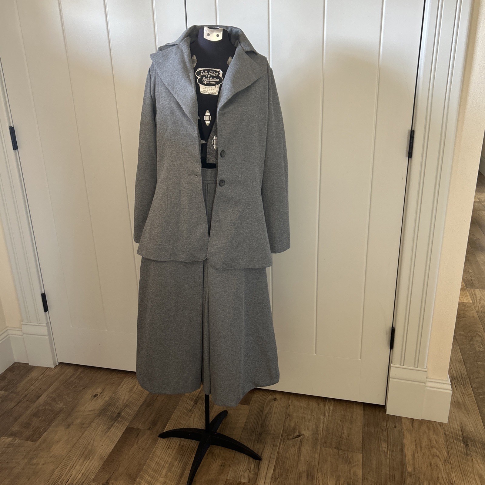 Vintage 1970’s Eastmoor Stretch Knit Gray Suit Size 15/16
