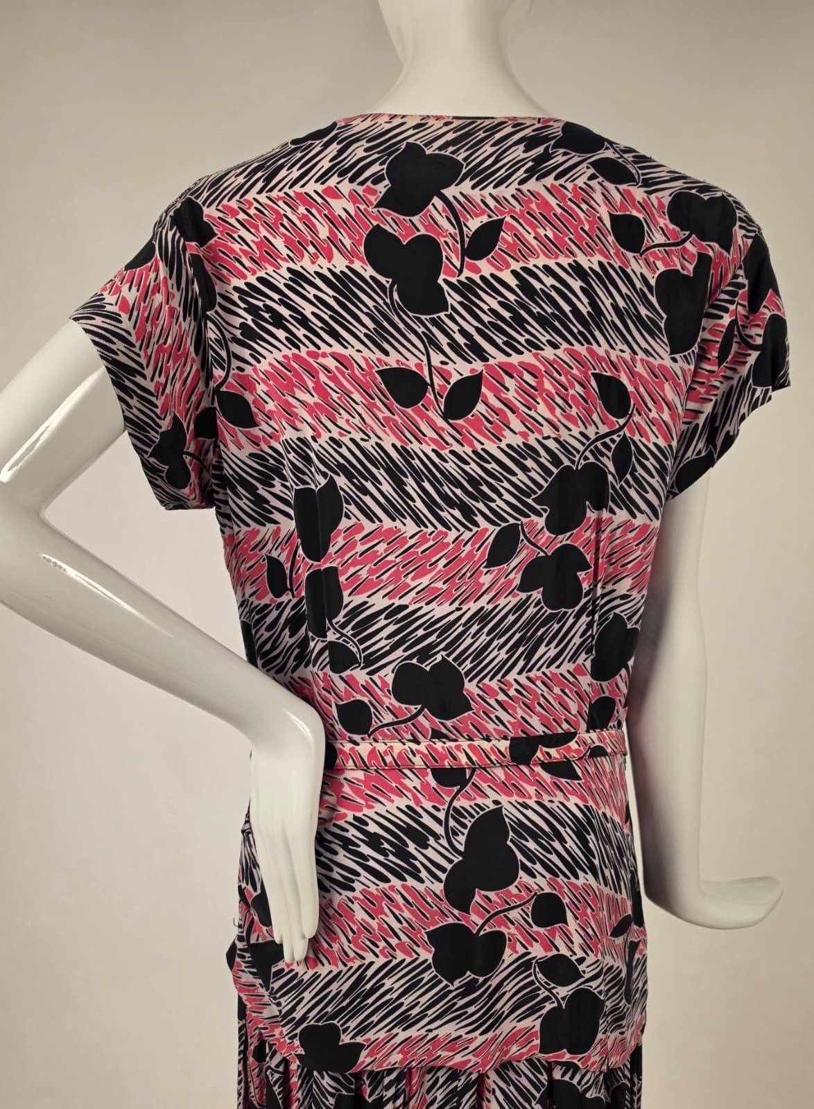 BEAUTIFUL VINTAGE 1940’S PINK + BLACK PRINT RAYON DRESS W STRIPE + LEAF PATTERN