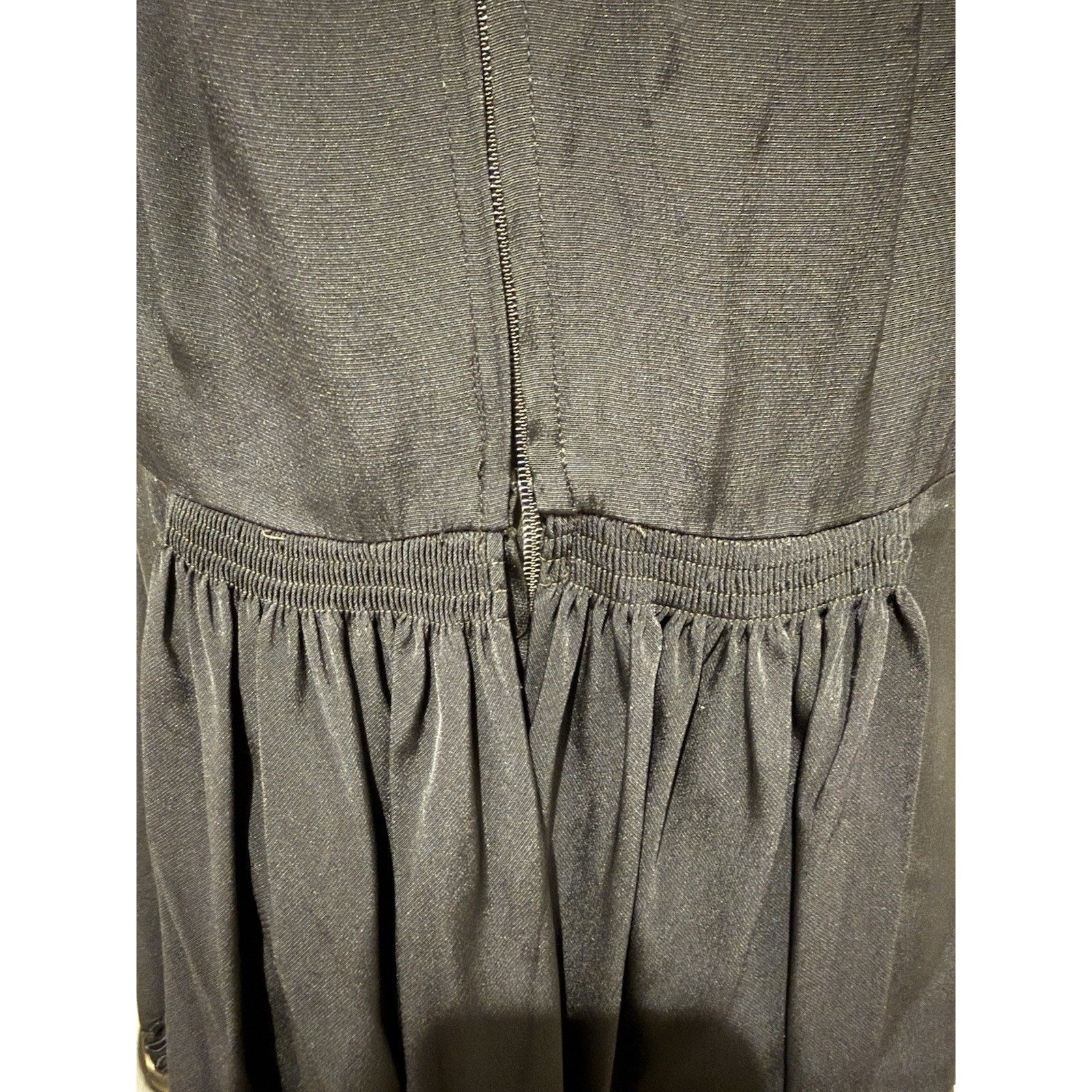 VTG FORM FIT NEW YORK BLACK Embroidered Detail Peplum Keyhole Neckline Dress