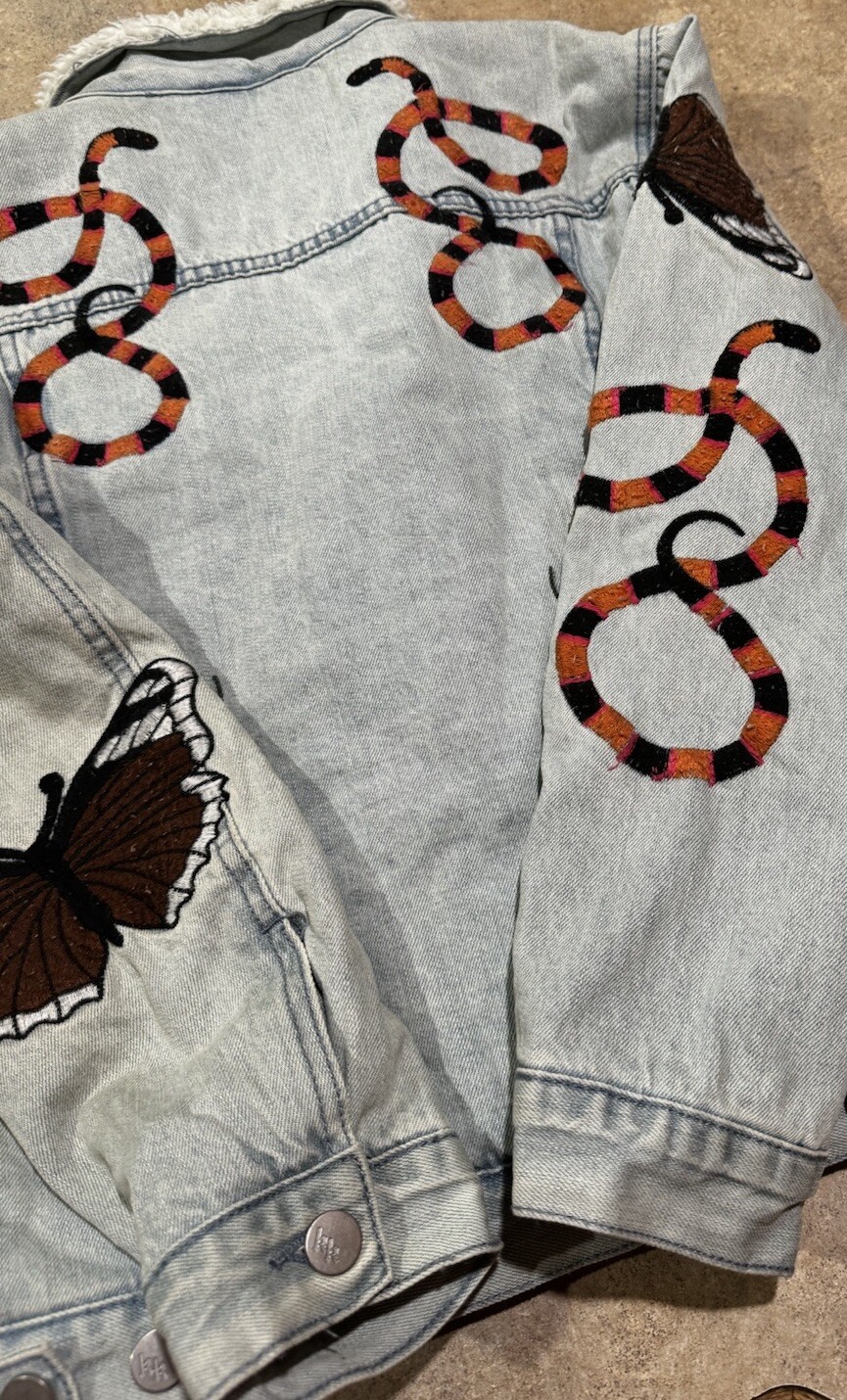 KENDALL + KYLIE Embroidered Pile-trim Trucker Jacket In Vintage Blue