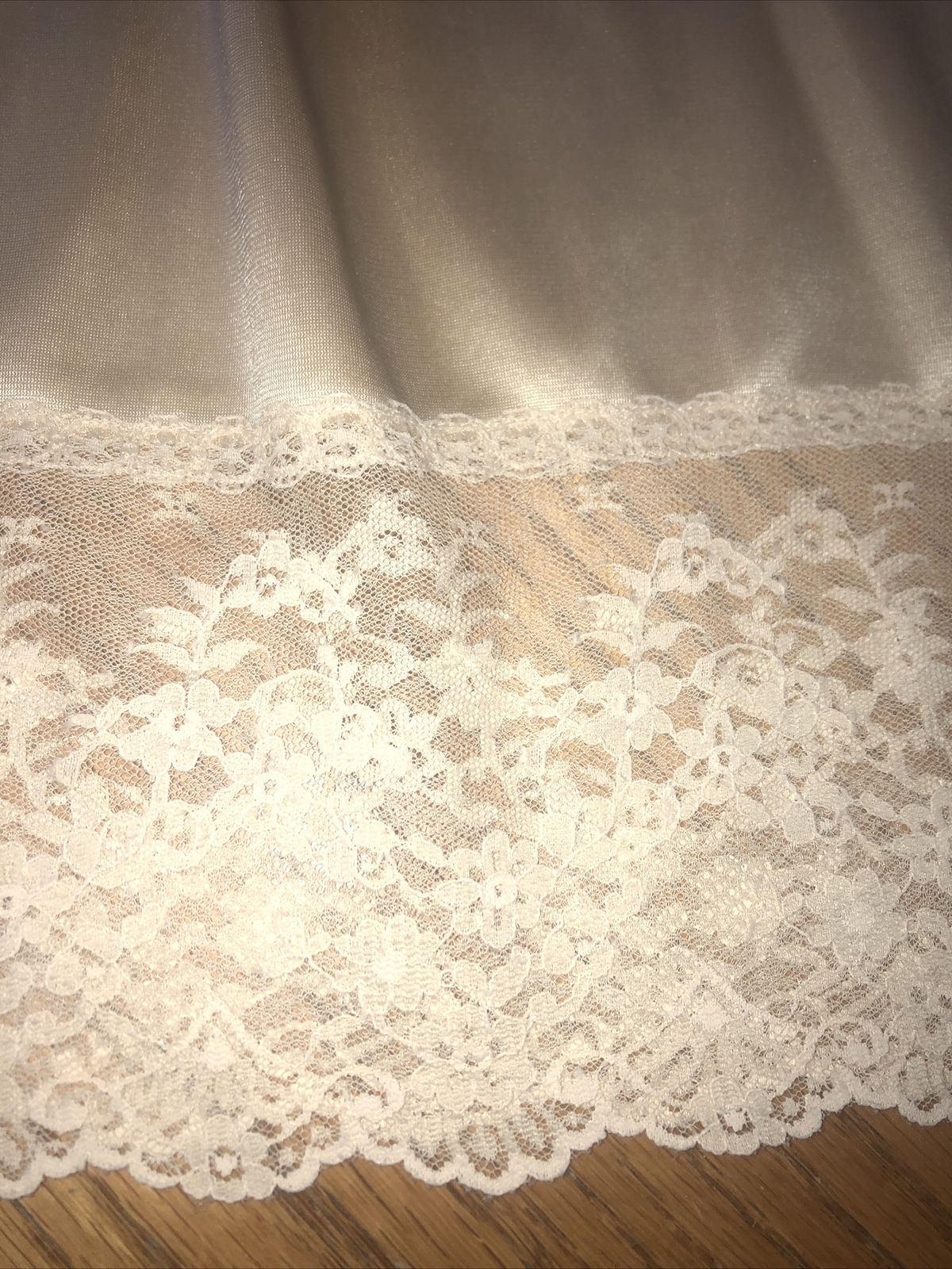 Vintage Beige 1/2 Slip Very Wide 5″ Lace at Bottom Slit M/L