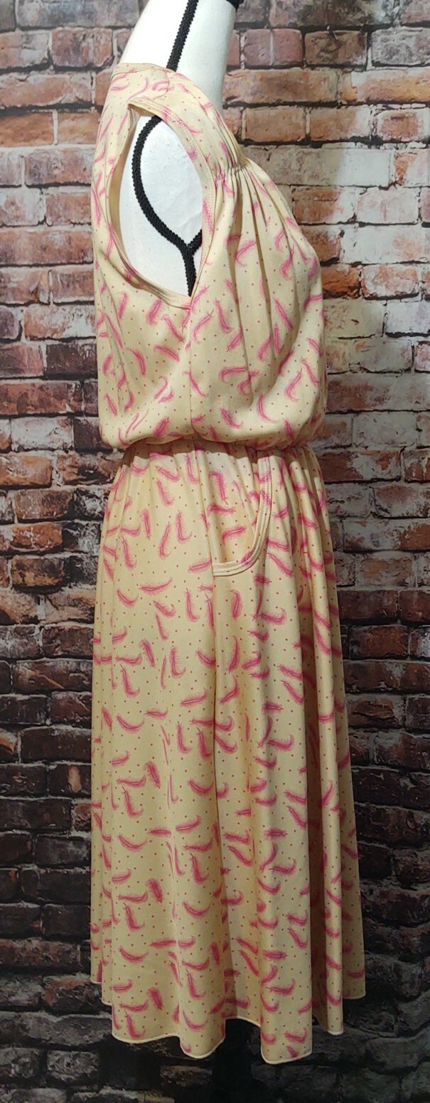 VINTAGE 100% POLYESTER MAXI DRESS 1970s TAN PINK FEATHER DESIGN POCKETS