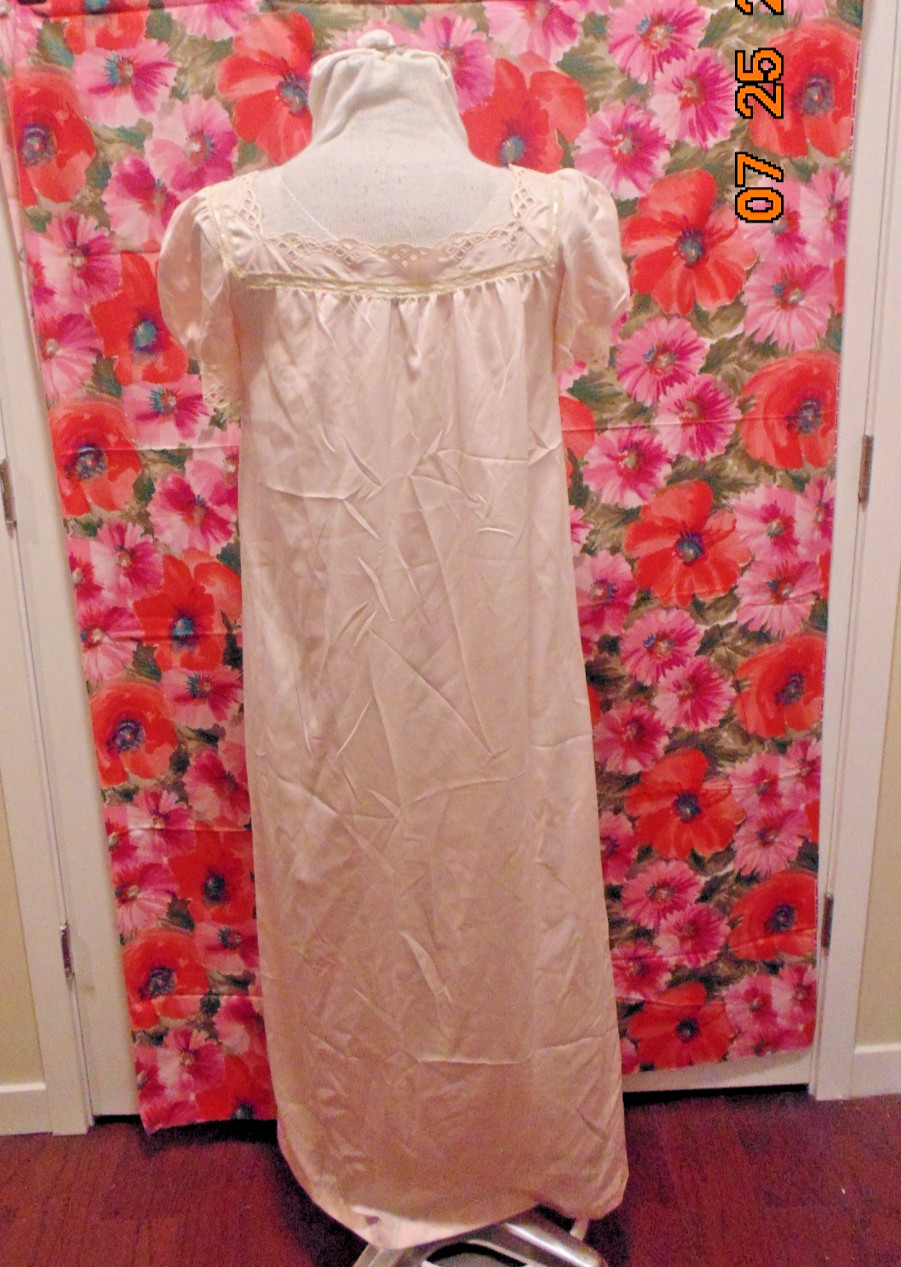 VTG Bert Yelin for Iris Pink Satin Long Night Gown Lace Eyelet Ribbon Trim SZ S