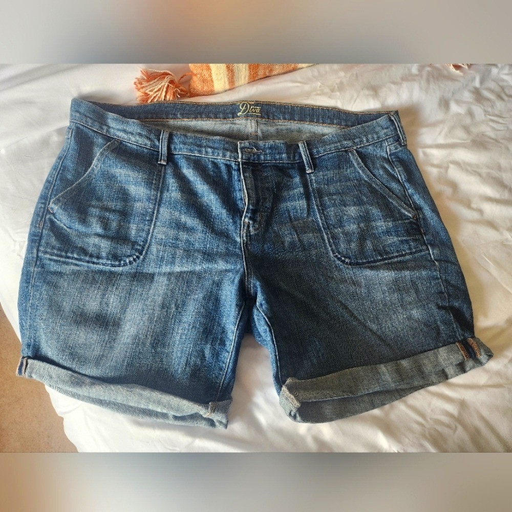 Old Navy Diva jean shorts. Size 20