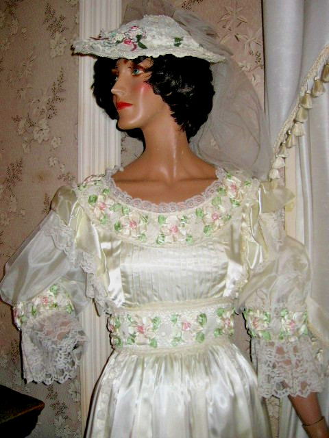 VTG 1980 2pc CREAM GLOSSY SATIN BALL GOWN/LACE-PINK RIBBON FLORAL-9-10-LACE HAT