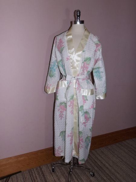 Lovely Vtg SPRING SEASON FLORAL ROBE S Lightweight Crisp Fabric Wrap Around NWOT