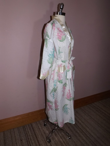 Lovely Vtg SPRING SEASON FLORAL ROBE S Lightweight Crisp Fabric Wrap Around NWOT