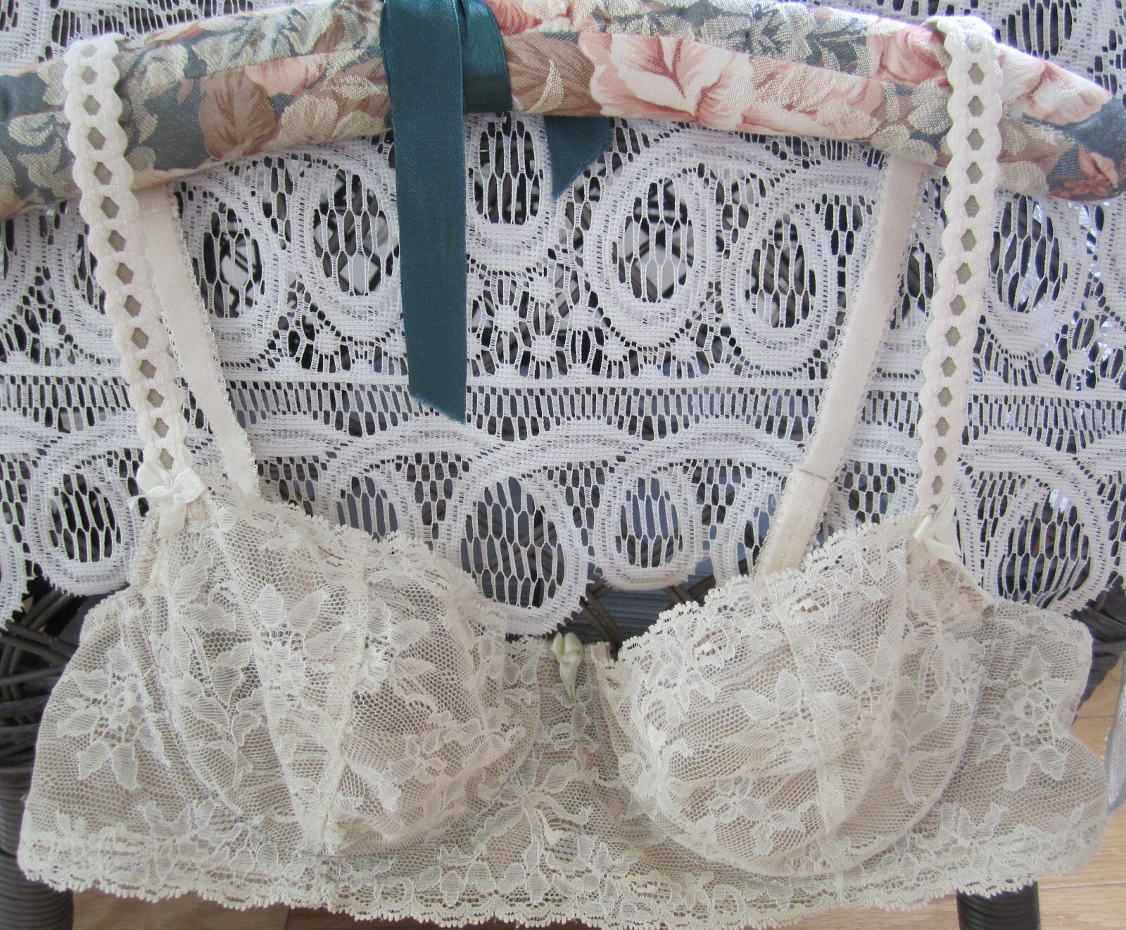 Vtg Felina Beige oFF wHITE Ivory Lace Balconnet Underwire Bra 36 B very sexy