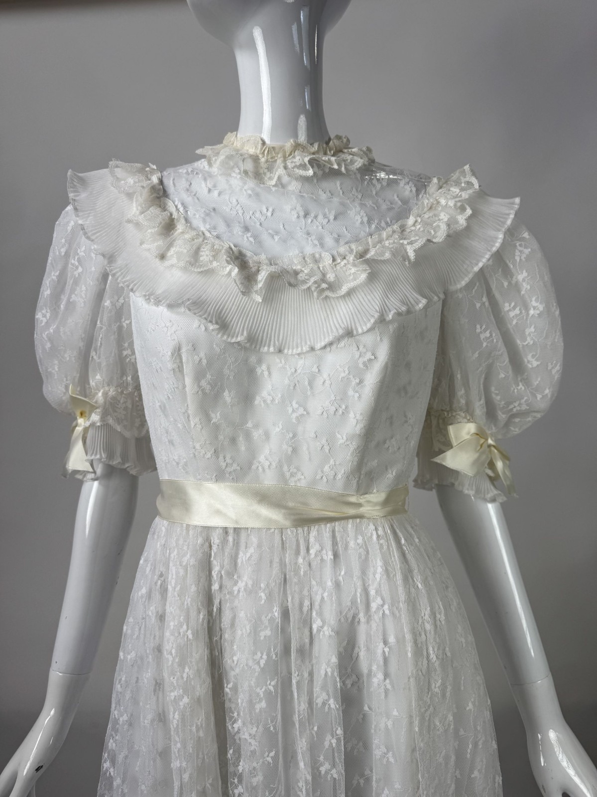 Vintage 70s White Lace Wedding Dress Size 8 With Satin Ribbons & Ruffled Necklin