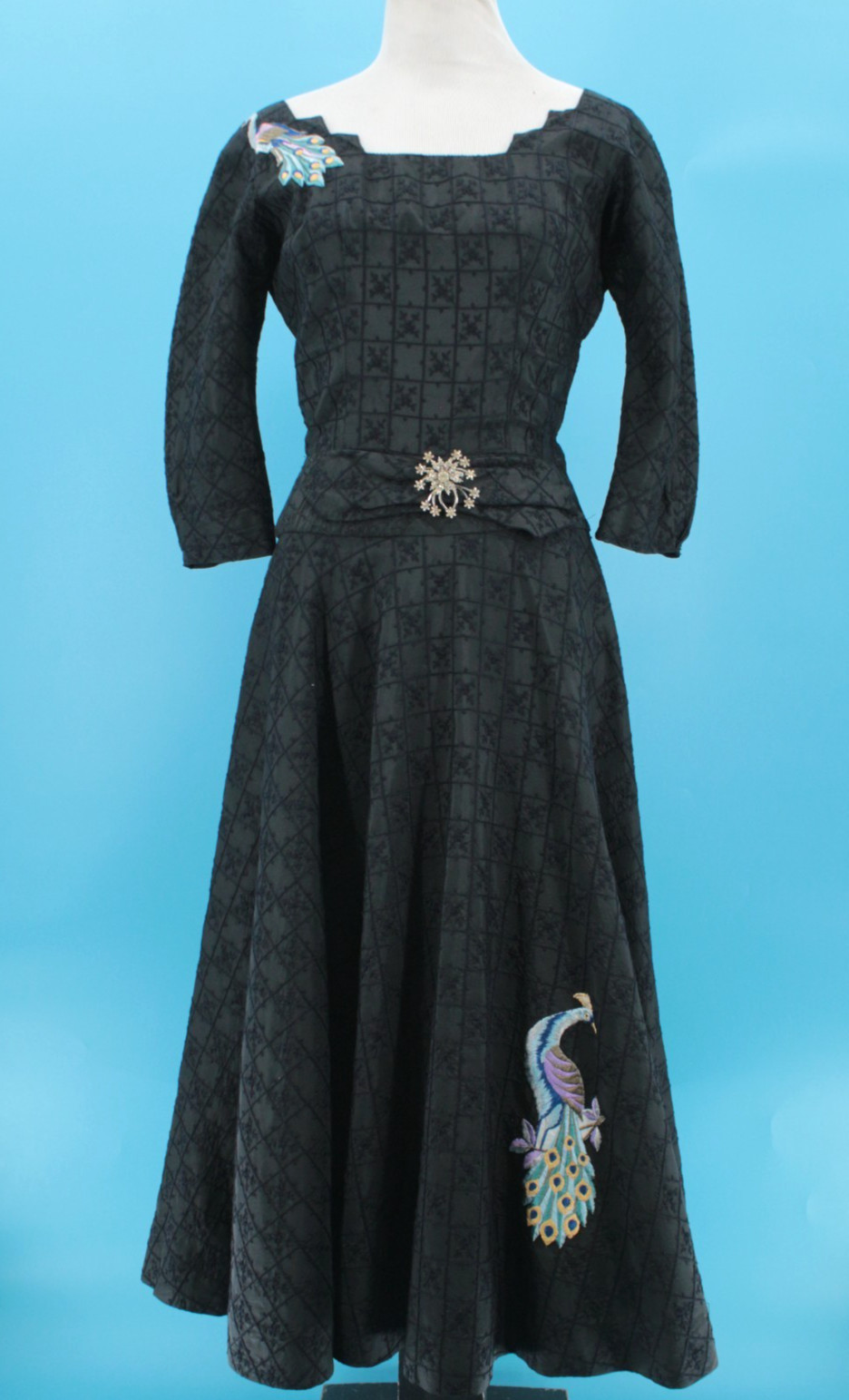 VTG Womens 50s Black Peacock Embroidered Dress W/ Rhinestone Brooch XXS/XS 1950s