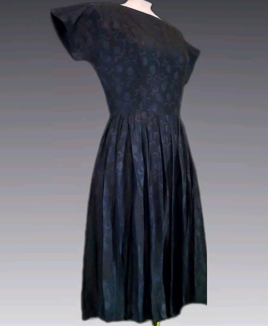 VTG 50s Fit To Flare Swing Cocktail Dress In Timeless Black w Tulip Back Print S
