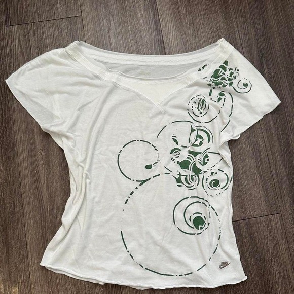 Vintage Nike Y2K Scoop Neck Off Shoulder T-Shirt White Green Raw Hem