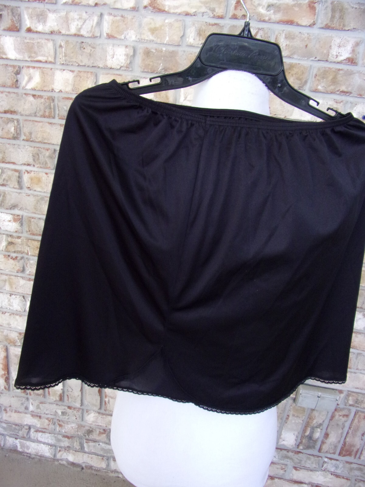 VINTAGE SHORT LENGHTH 18″ BLACK 1/2 SLIP WAIST 26″-28″ LINGEERE