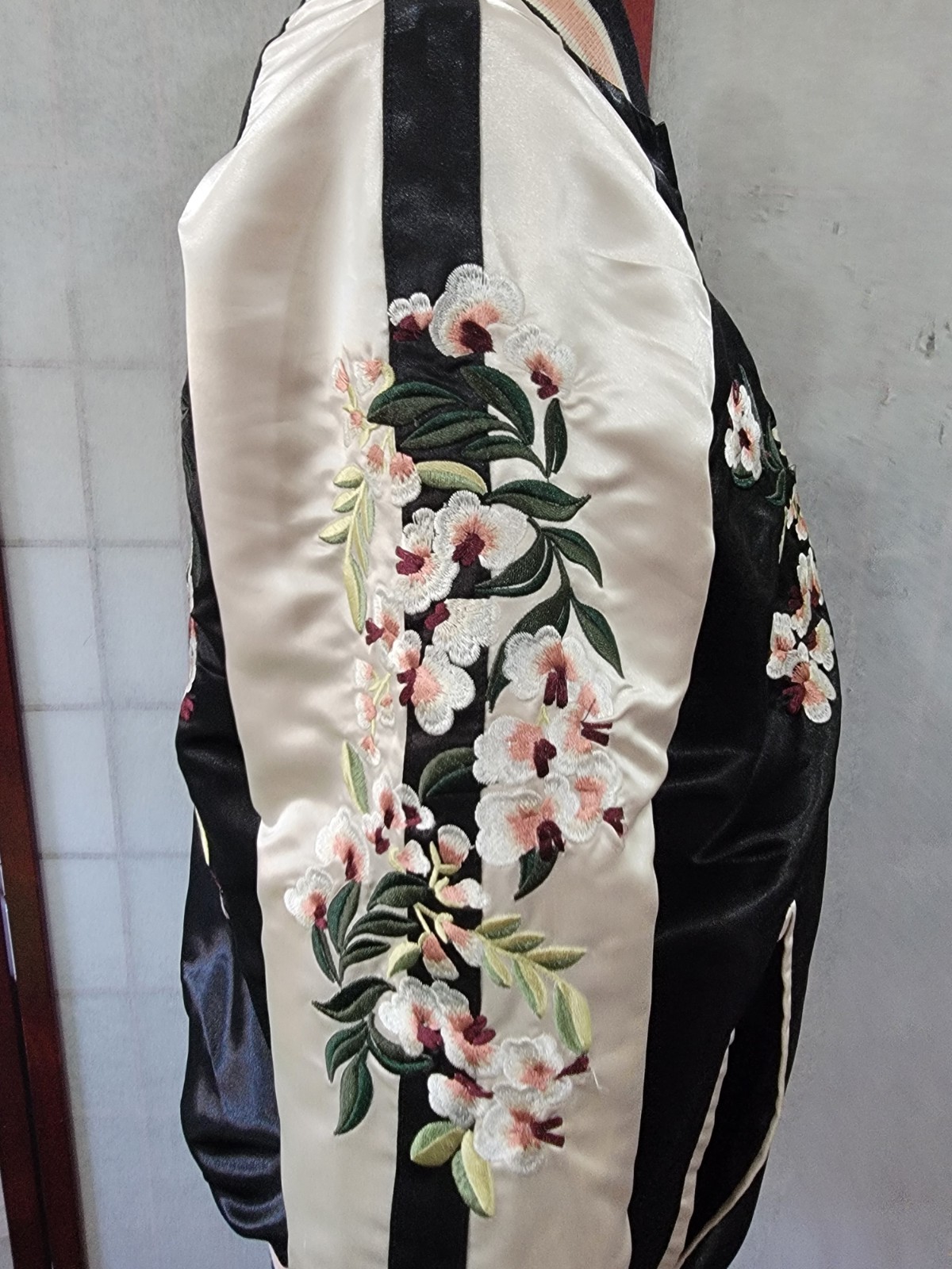 Vtg Embroidered Satin Stratavarious Reversible Bomber Jkt Floral Design sz Sml