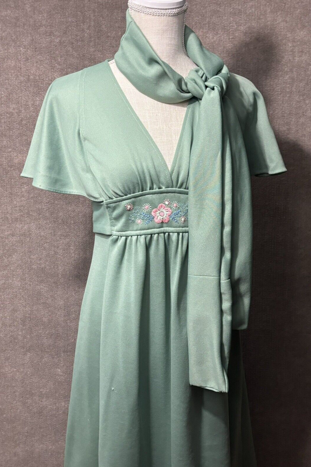 Vintage 70s Dress Sz 7 Marilyn Monroe Embroidered Green Flutter Sleeve Tie Scarf