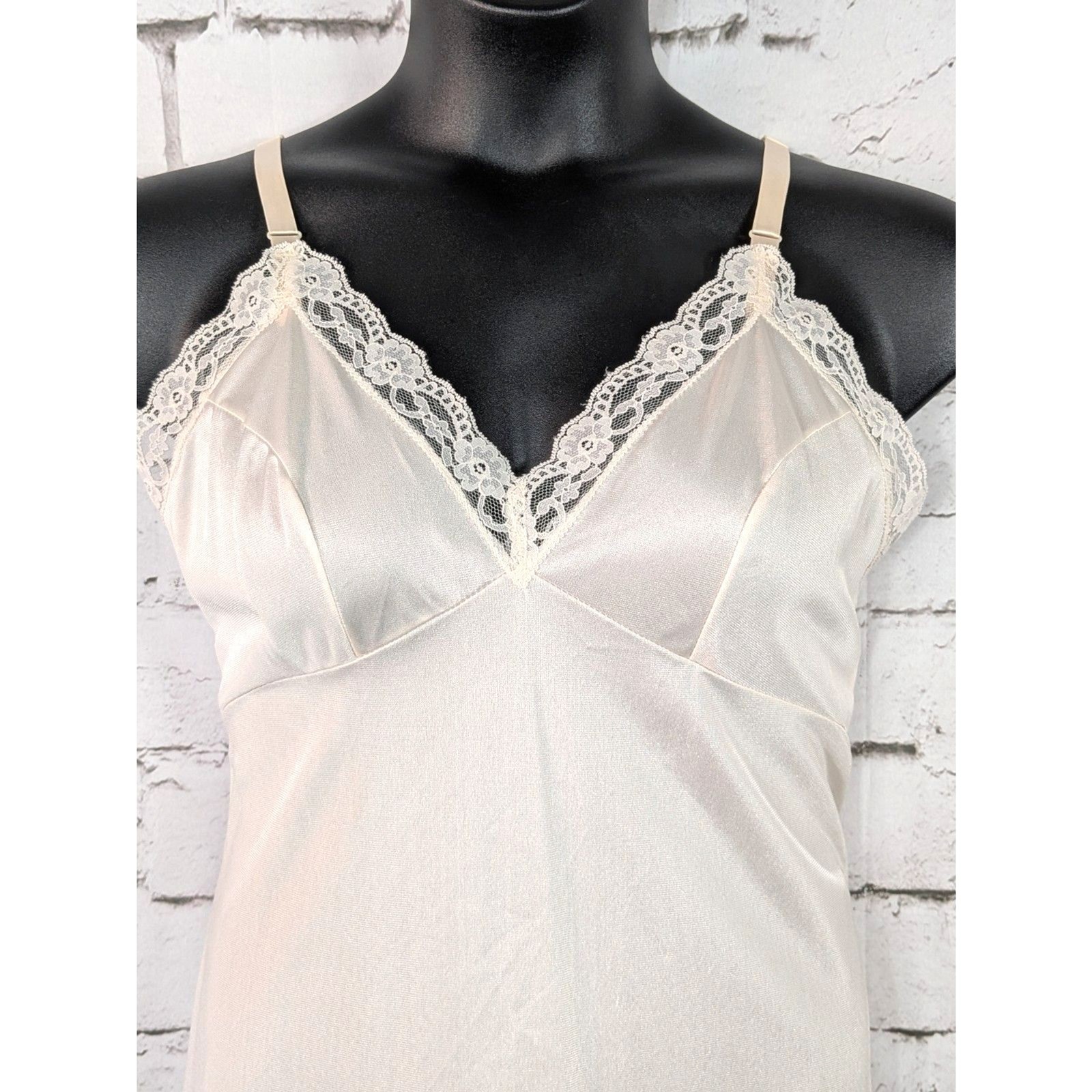 VINTAGE MOVIE STAR Shiny Stretch Satin Nylon Lace Slip Glamour Feminine Size 44