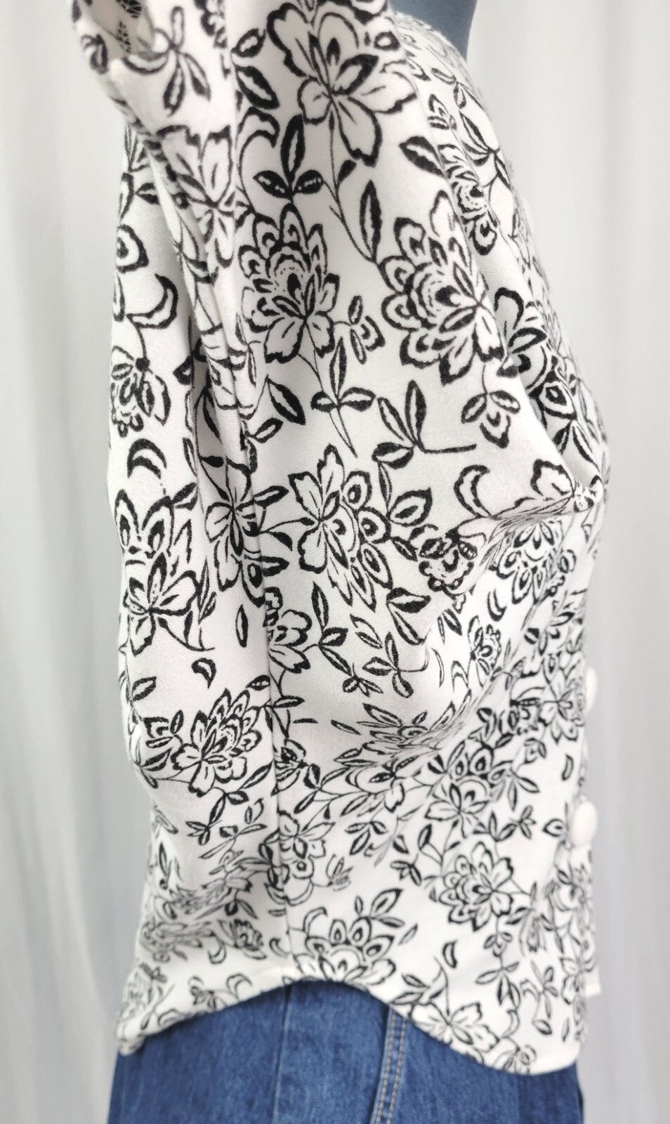 Vintage Currants White Cropped Batwing Top w Black Florals Size Large