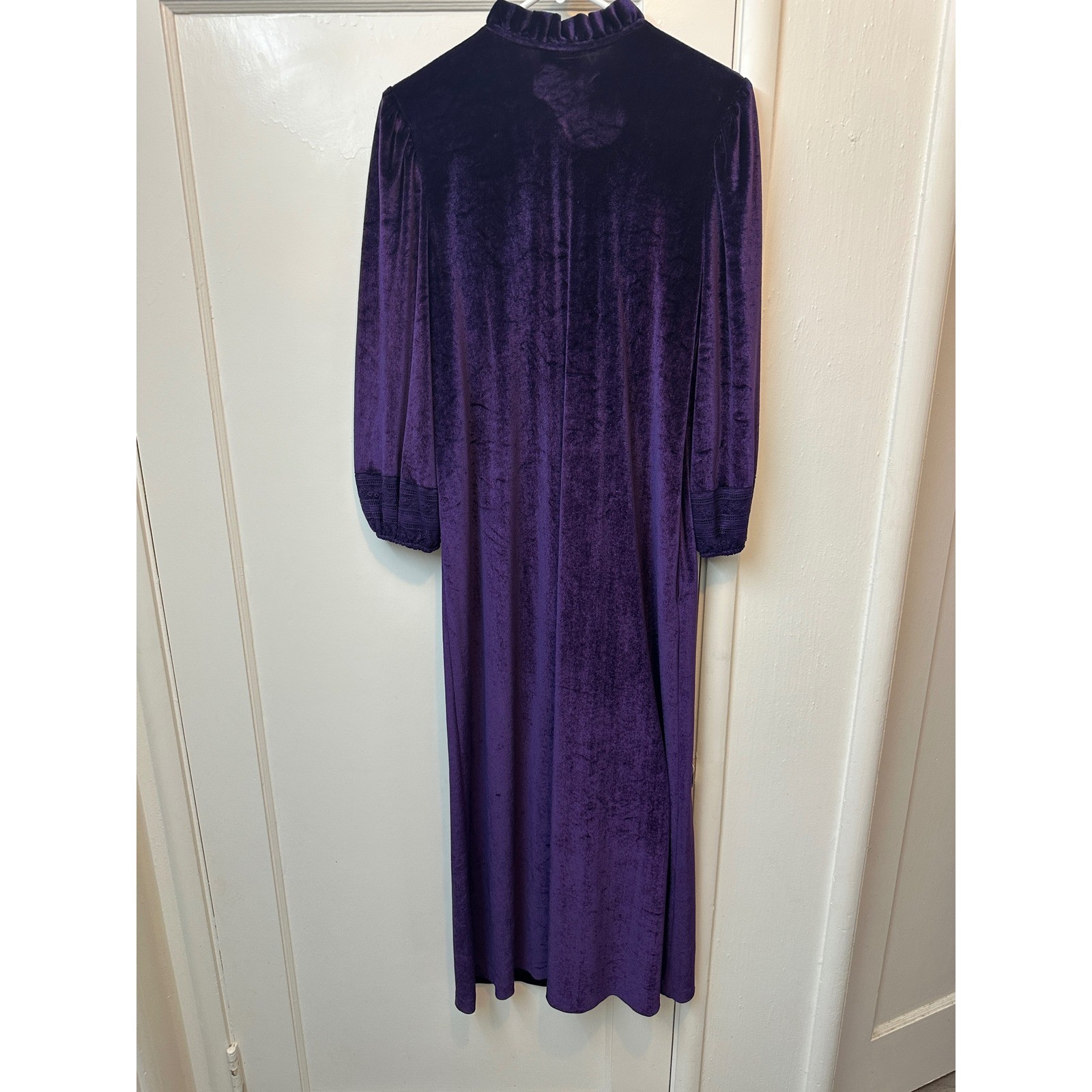 Wildcrest Vintage Purple Velour Robe Lace Yoke Long Lounger Zipper Front M 12-14