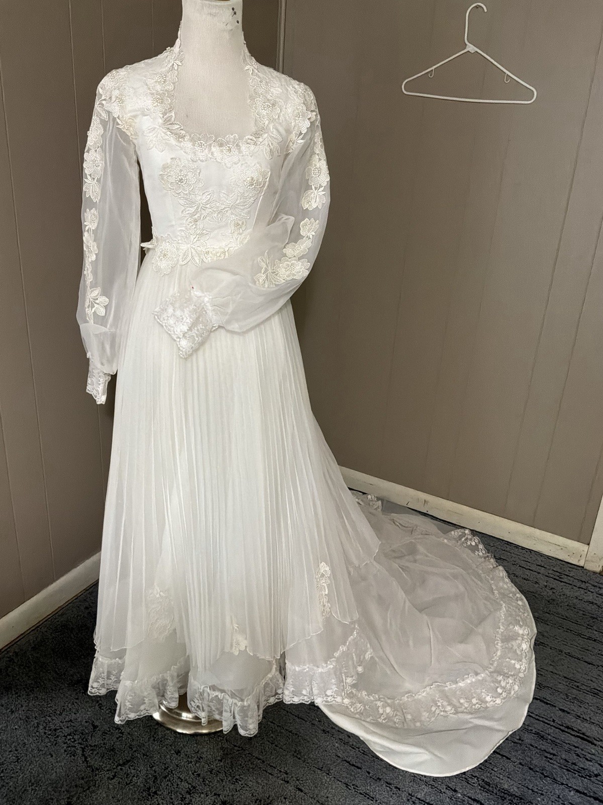1960’s Vintage Wedding Gown Regal Neckline Delicate Lace Petite XS