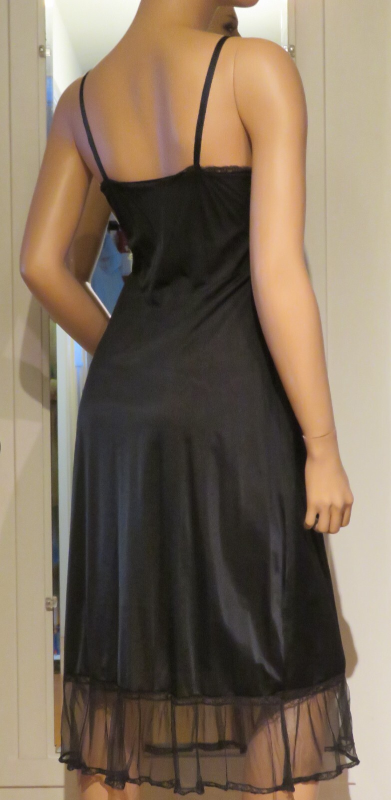 Full-Slip Luxite 39″ Long Nylon Size 34 EUC Tulle Ruffled Hem