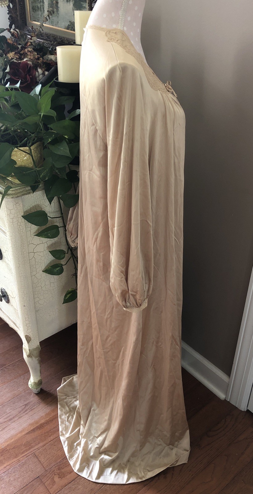 Vtg Robe Long Nylon Beige/Gold Lace Trim Long Sleeve Women’s Size Large