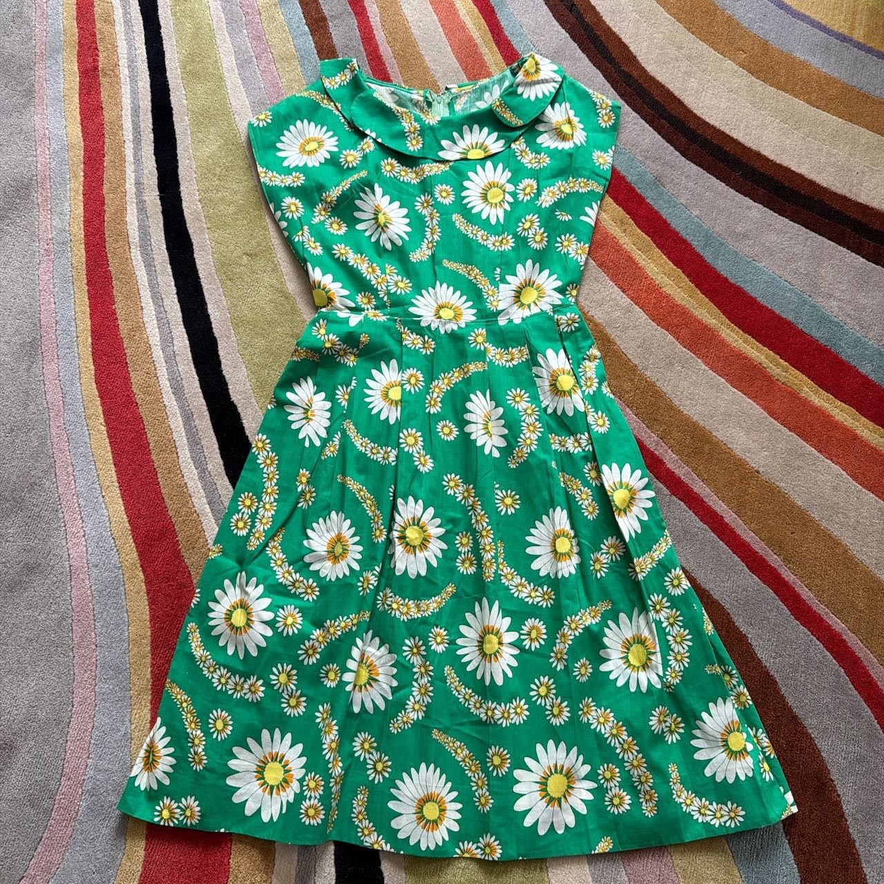Super Cute Cotton Daisy Women’s Vintage dress 1960’s Medium