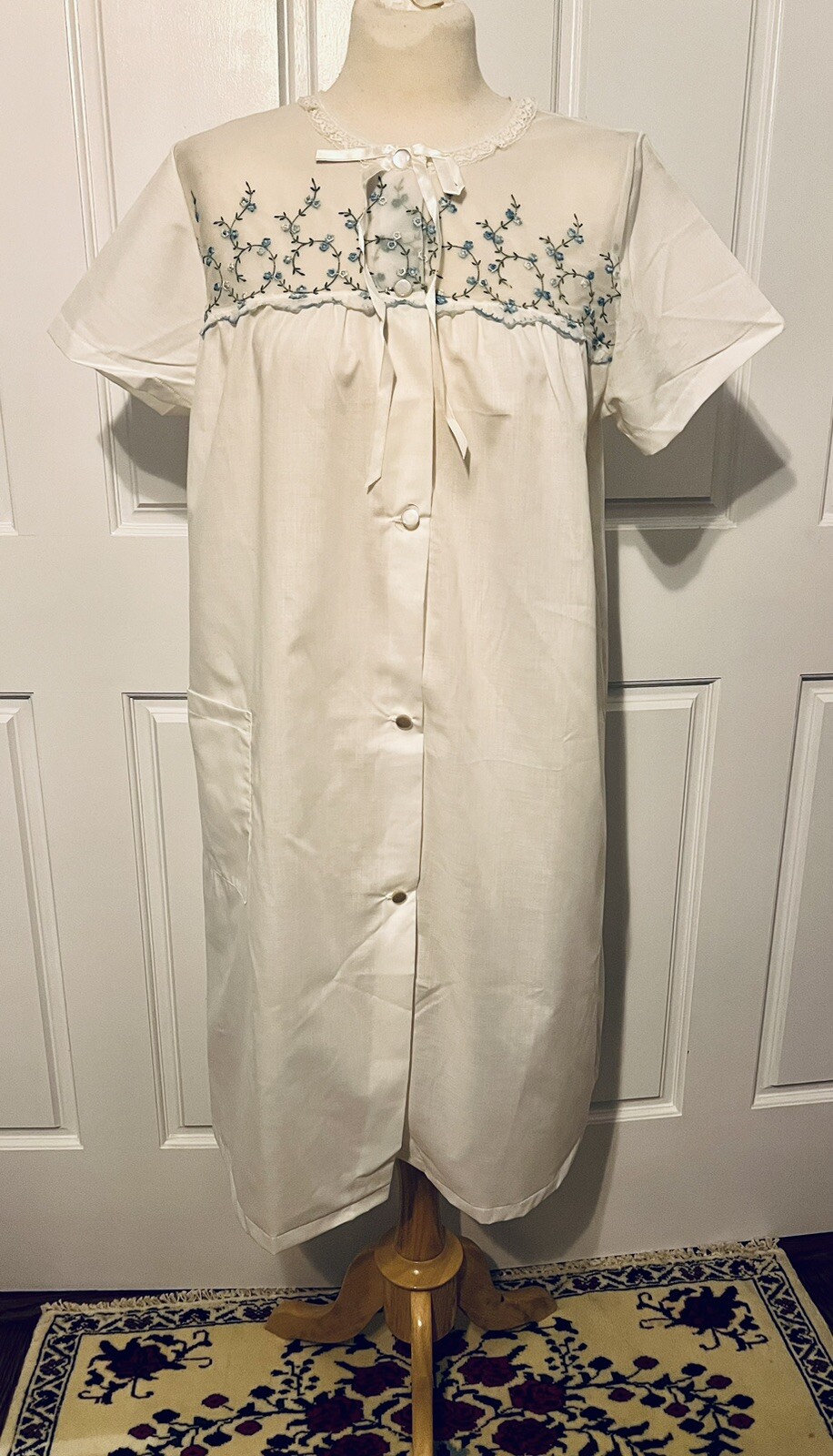 Vintage 1960s Merryline Cotton Poly White Blue Flower Embroidery Housecoat NOS