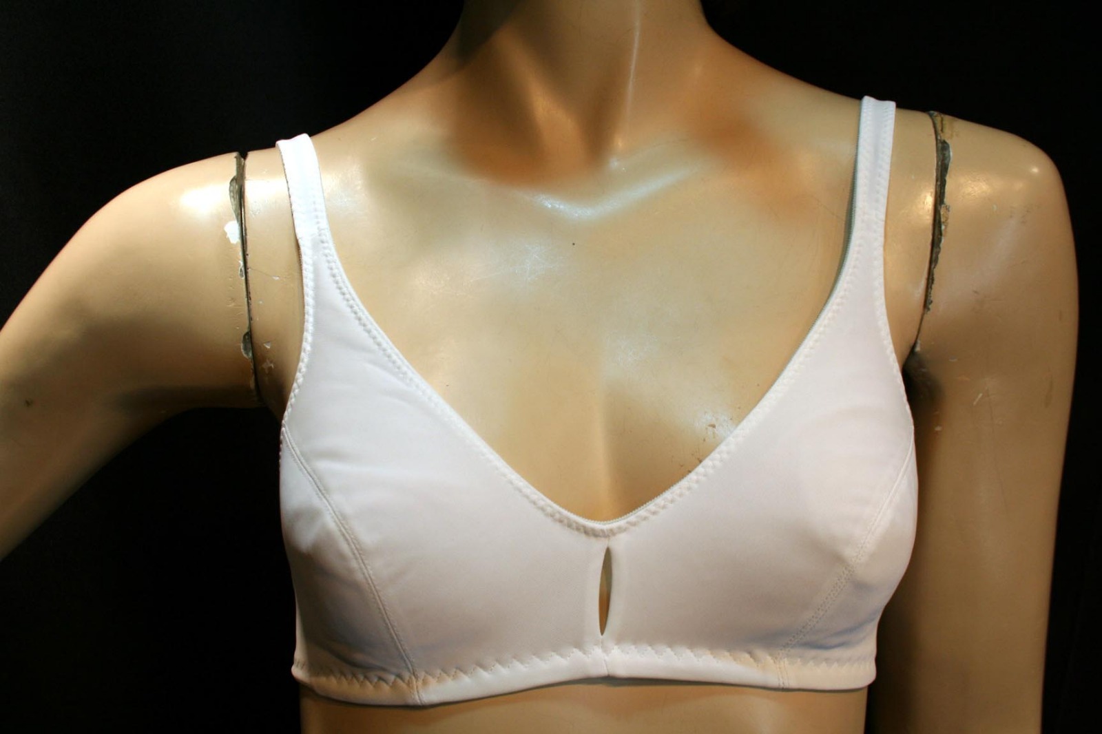 32B VTG 70s NOS Nylon CONTOUR Keyhole Bra Soft’n Sensuous Exquisite Form P3789