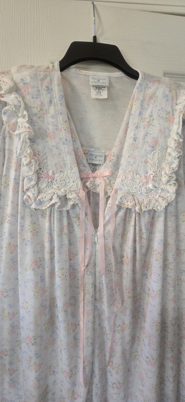 1970s GILLIGAN & O’MALLEY Ruffled Embroidered Floral Peignor Set W Lace Trim L