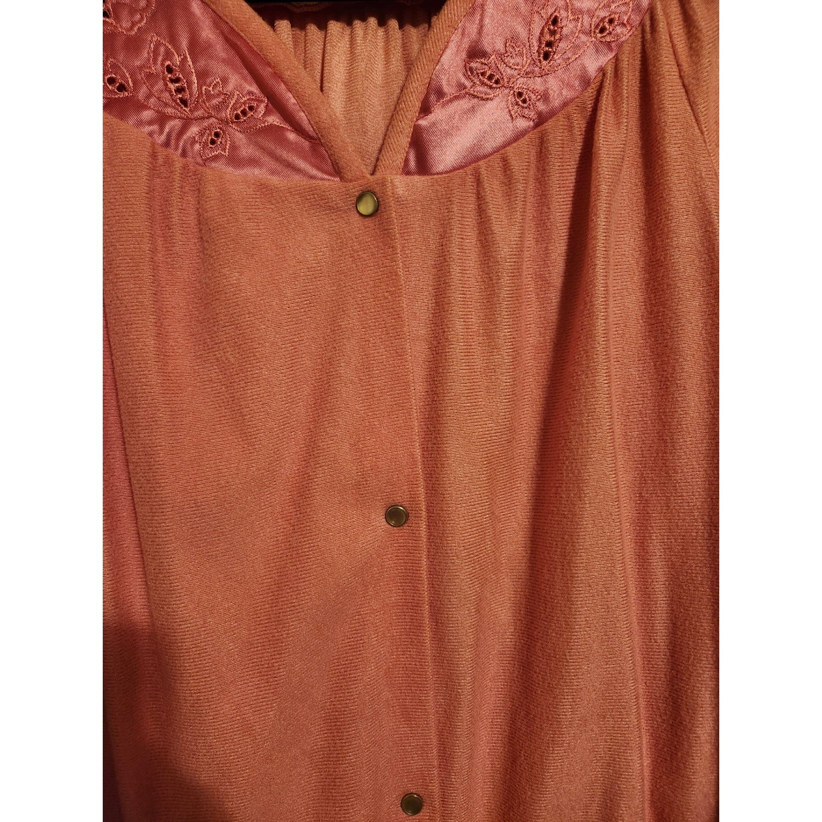 Vintage Tara New York Pink Floral Embroidered Snap Front Housecoat Robe Medium