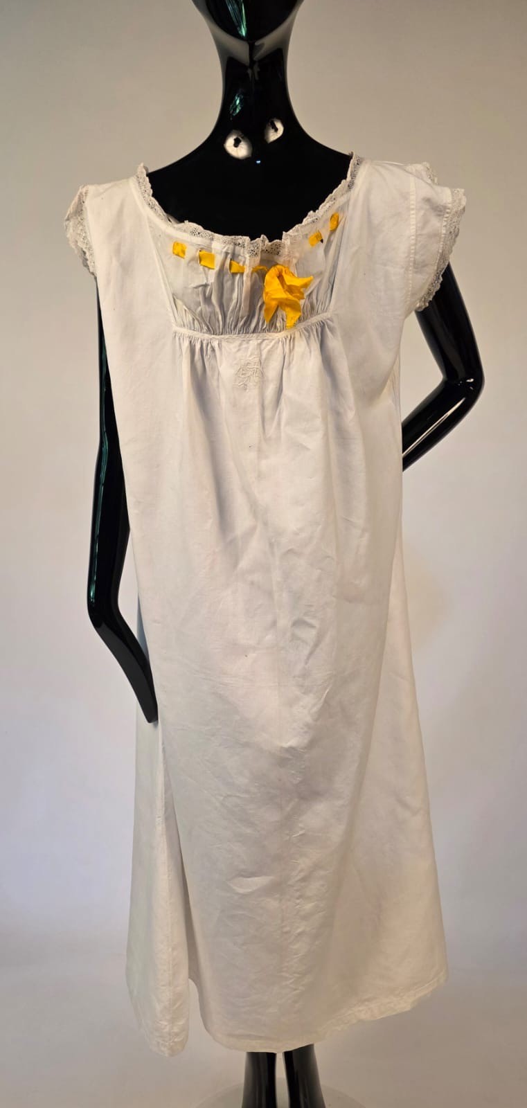 VICTORIAN 19TH C WHITE LINEN NIGHT DRESS W RUCHED COTTON BUST W RIBBON TRIM