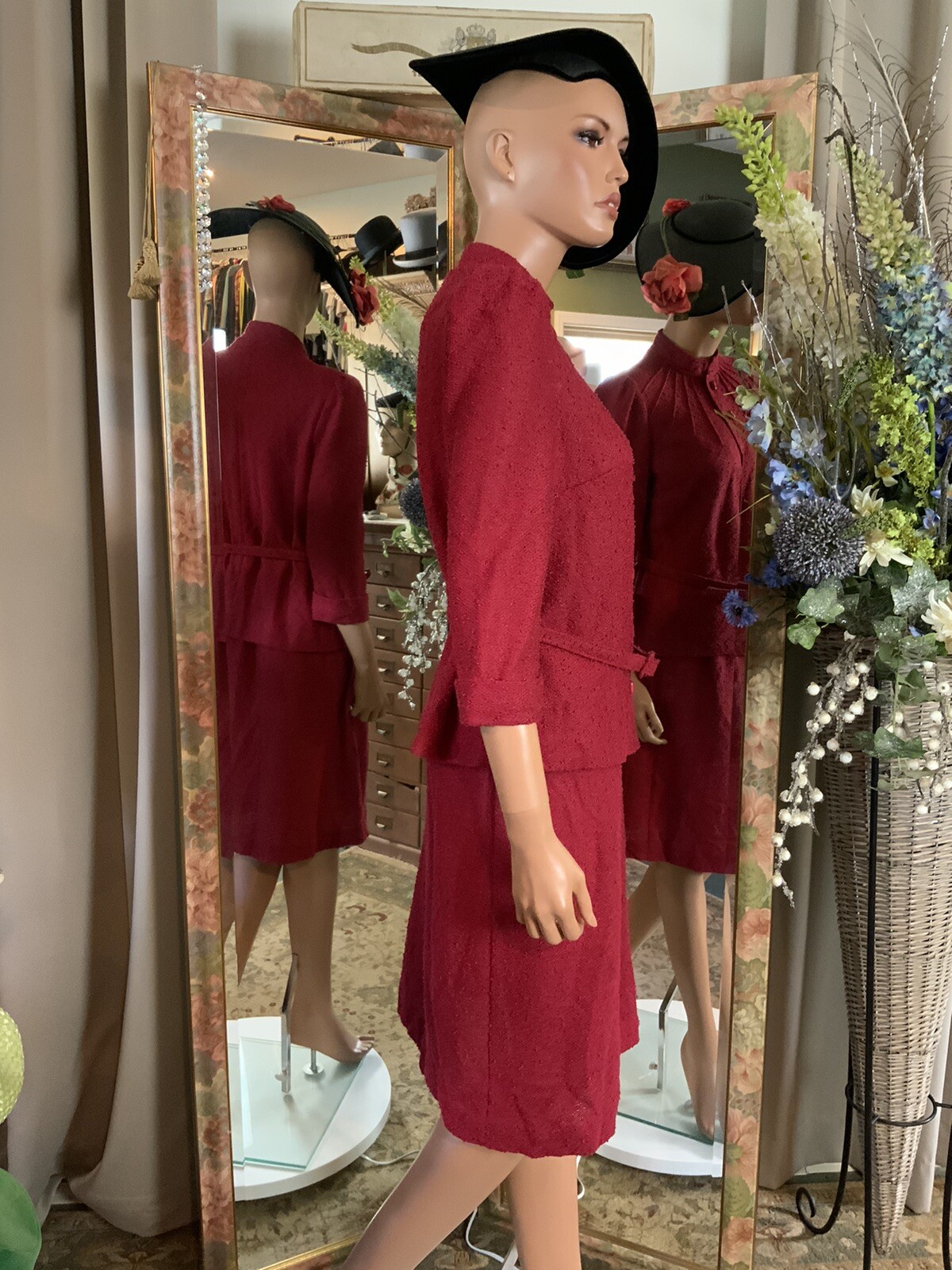 Leslie Pomer Vintage 1960s Red Boucle Belted 2 Piece Skirt & Top Suit Sz 10