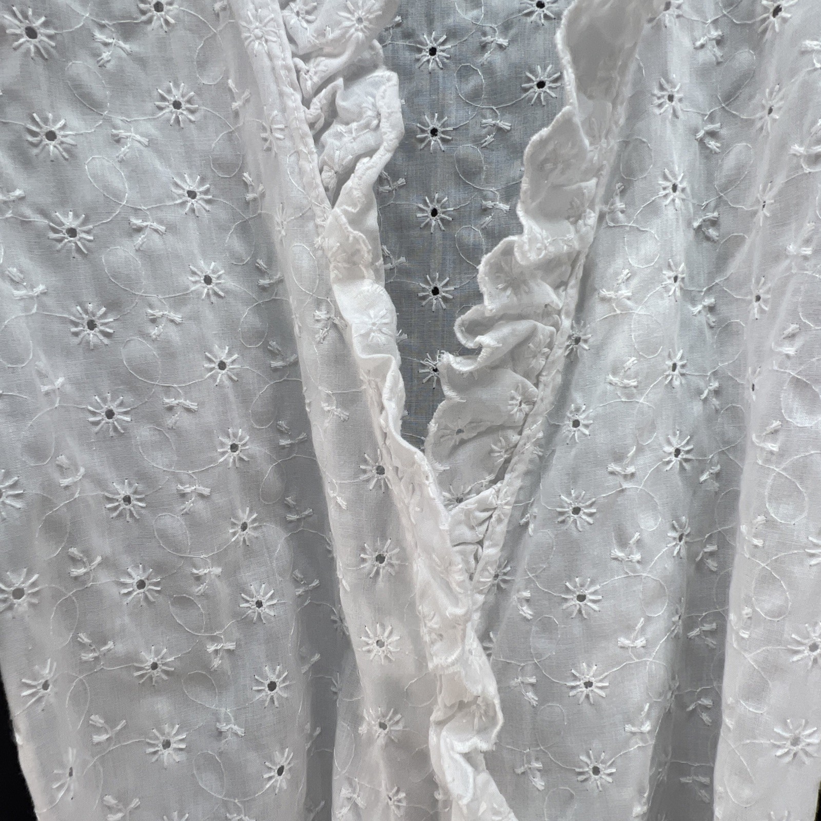 Night Flowers Vtg eyelet Tie Robe Women’s S Ruffled Collar Long Granny Core USA