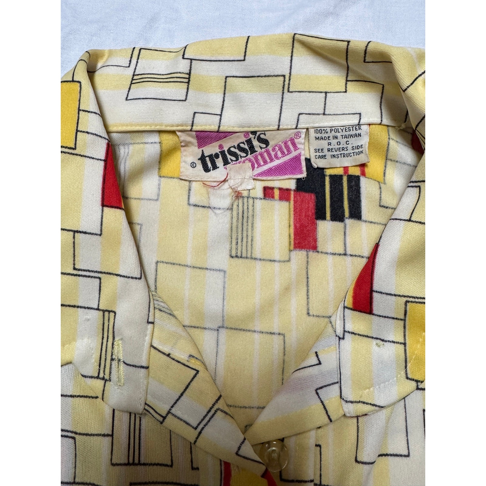 Vintage 70s Trissi’s Woman Yellow Geometric Polyester Collared Top, Size 40