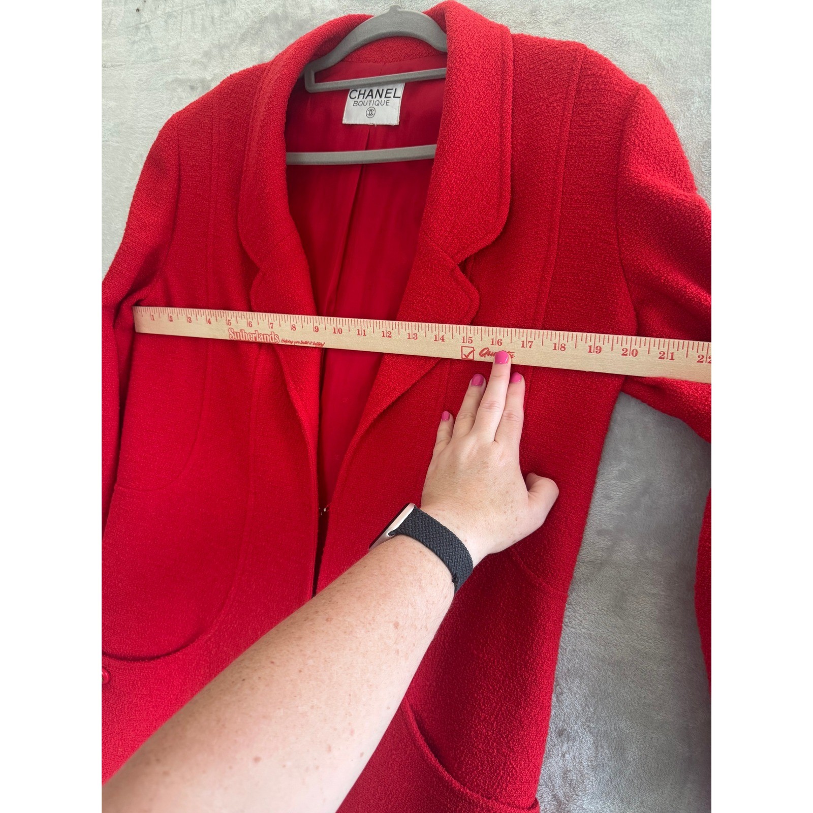 Chanel Boutique Vintage Red Wool Boucle Tweed Skirt Suit CC est size FR 42 US 10