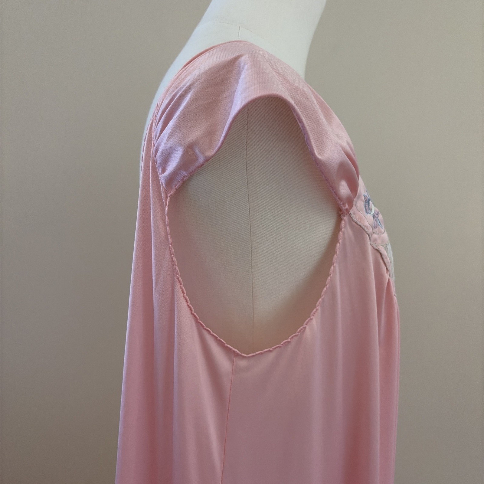 VTG 70’S Vanity Fair Embroidered Sweeping Gown Nightgown Size M Sweeping Skirt