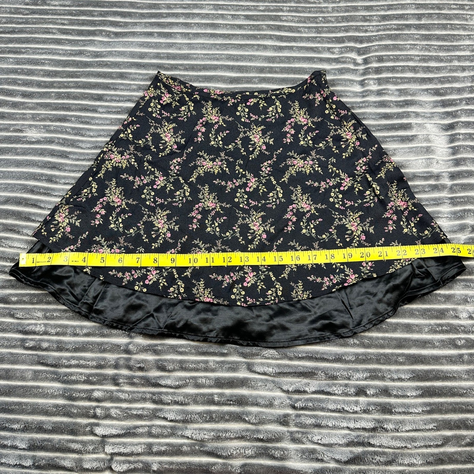 Wrapper USA Vintage 90s Floral Mini Skirt Black Satin Ruffle Hem Size 5/6 Grunge