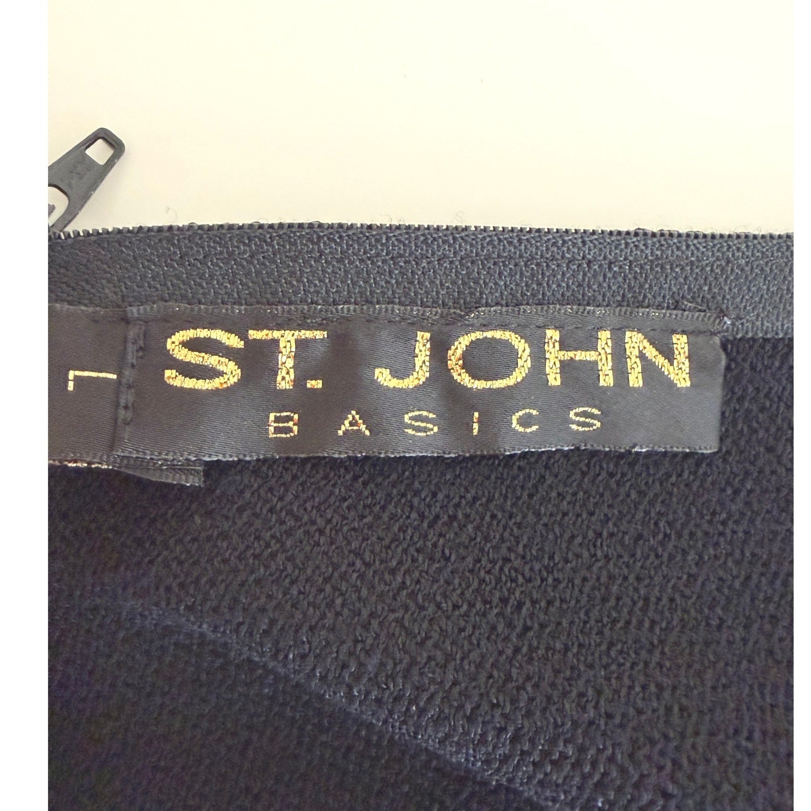 St. John Basics Vintage Santana Knit Short Sleeve Back Zip Black Top Size Lg