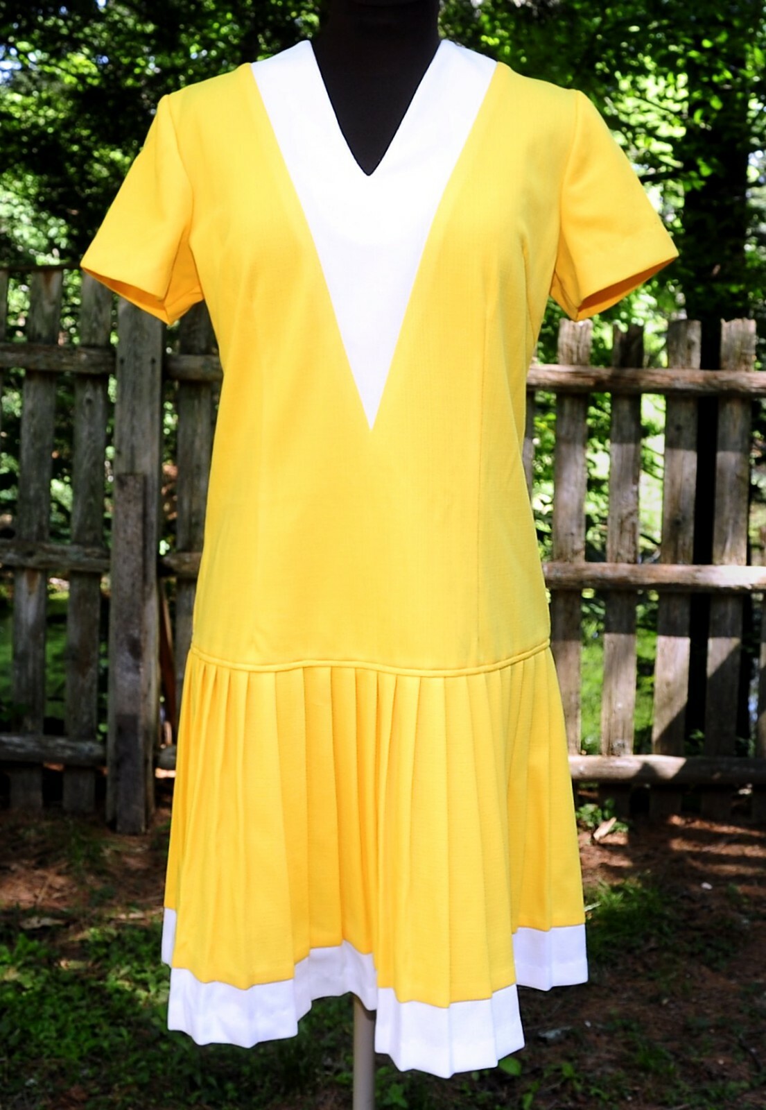 Vintage 60’s Bright Sun Yellow Pleated Poly Scooter Shift Dress MED „V” Neckline