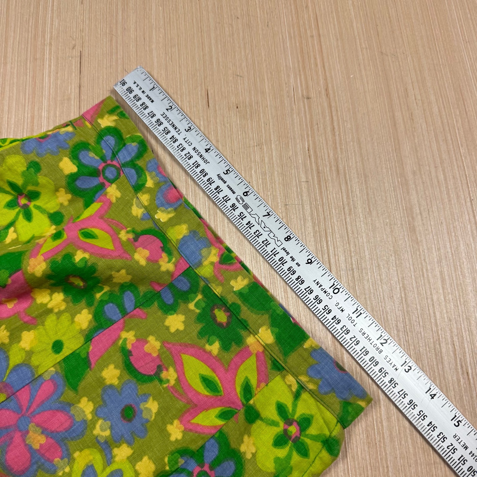 Vintage 70s Hippie Shorts Floral Flower Power 26 inch waist High Mod atomic 60s