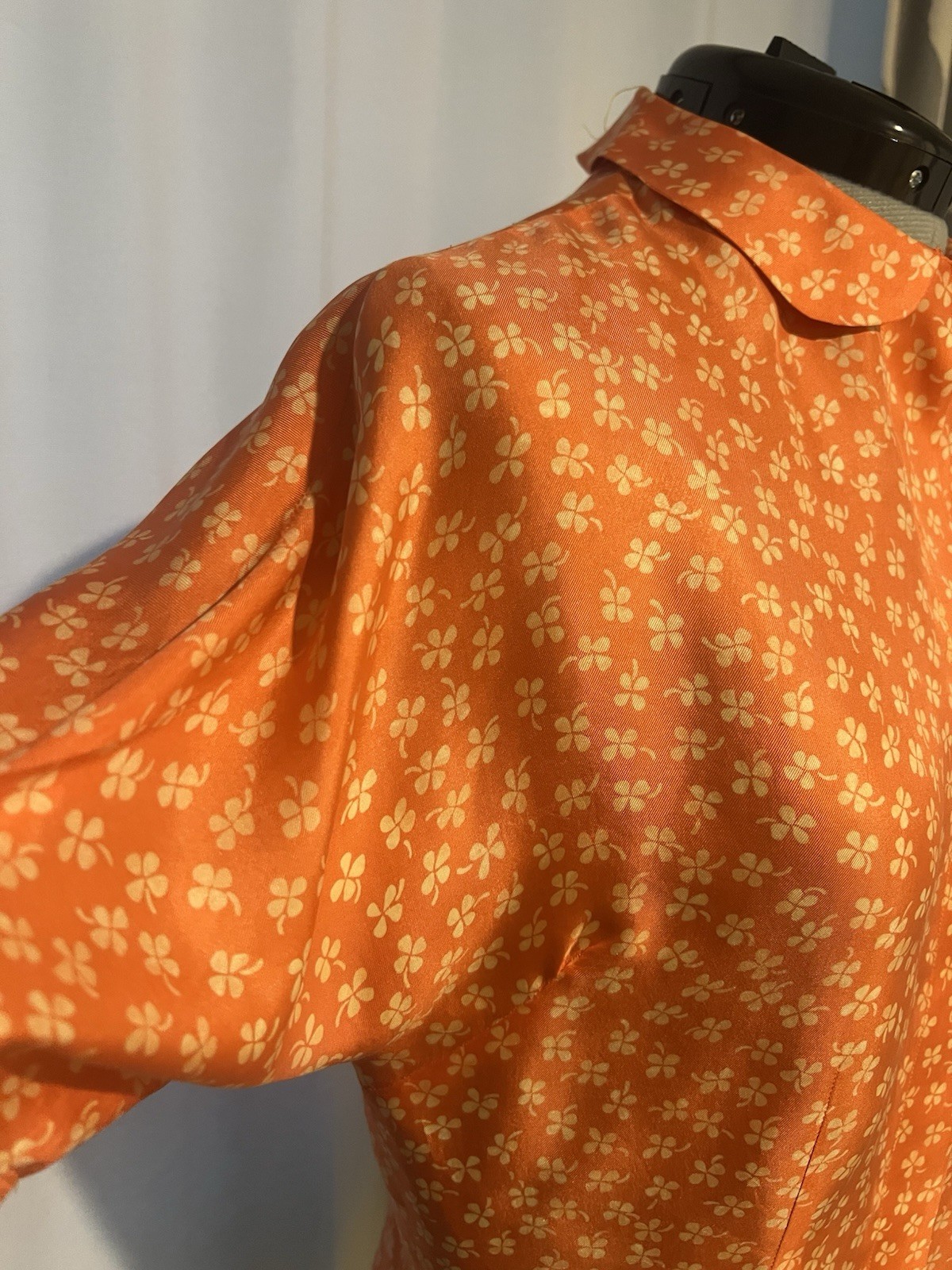 True Vintage 1950s Pure Silk Shamrock Orange Women’s Fitted Top Sz S/M Pinup.