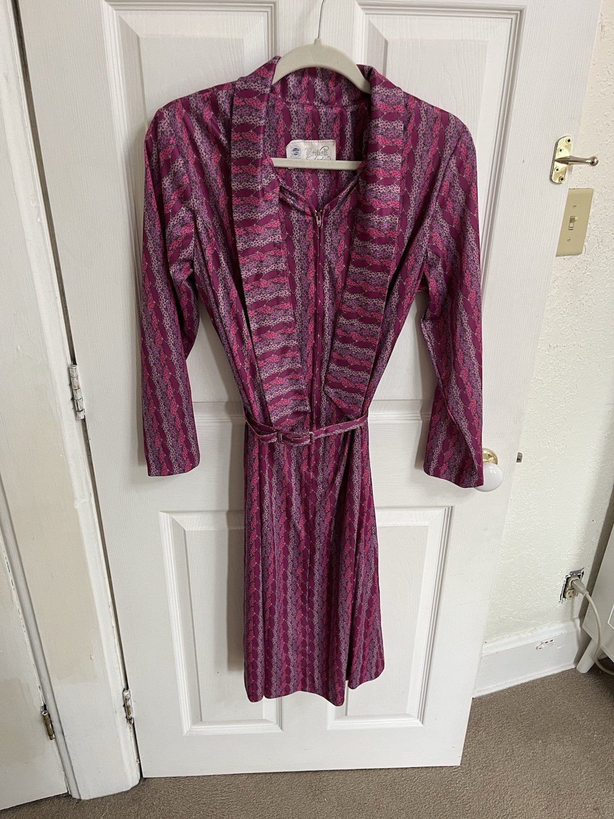 British Lady Vintage 1970s Pink Patterned Robe Size 20 1/2 Purple Black