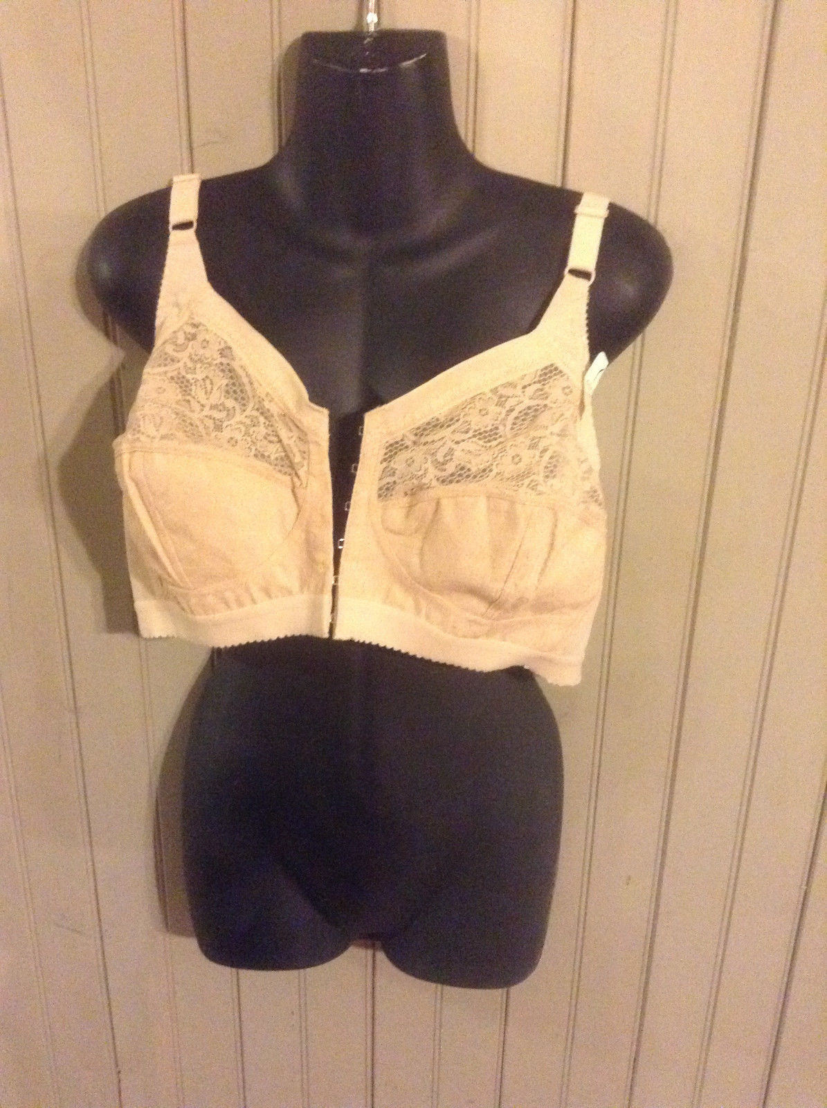 New w tags!! Classic Triolet skin color 42B bra front closure