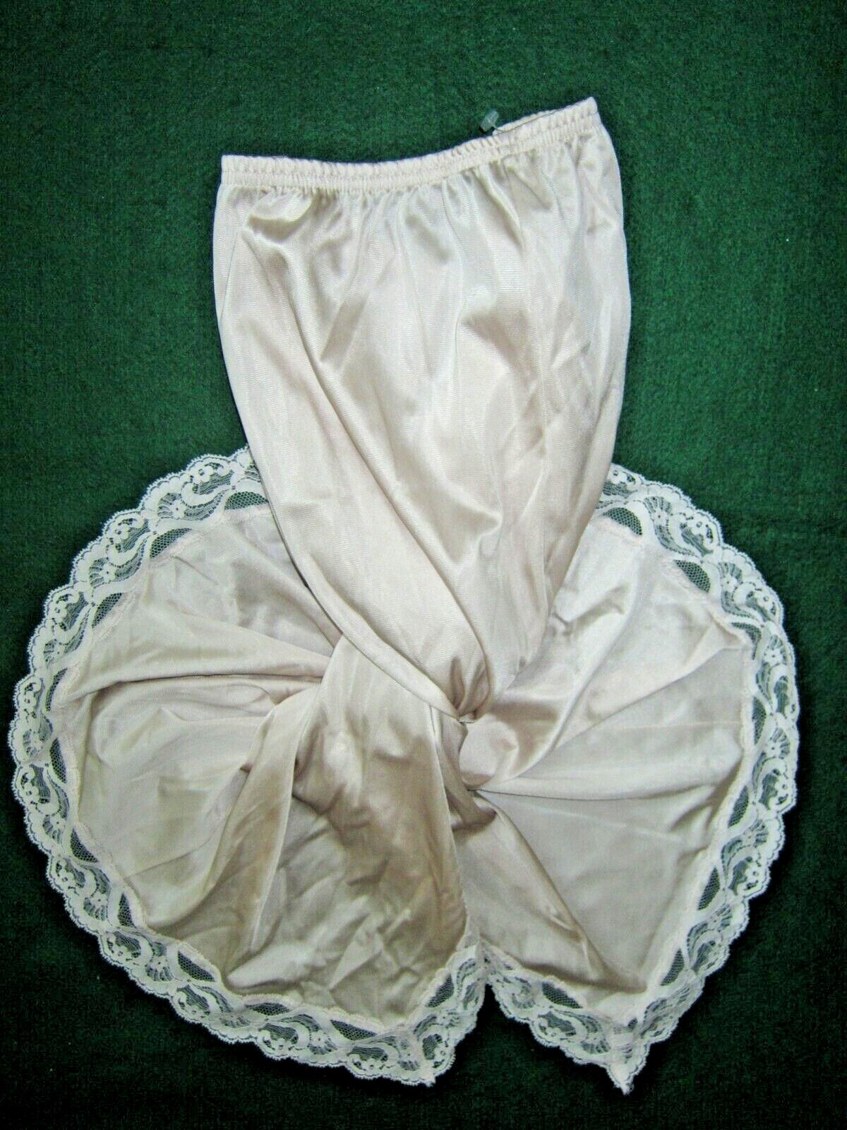 NEW Vintage 70s VANITY FAIR SATIN NYLON Wide Floral Lace Silky Slit Half Slip M